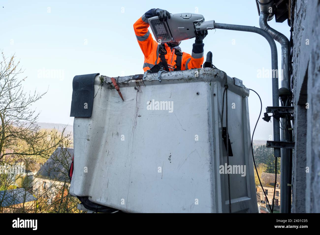 Changer les lumières publiques dans les villages de Wallonie et remplacer la lampe par des lumières LED | un ouvrier remplace l'éclairage public des lampadaires d Banque D'Images