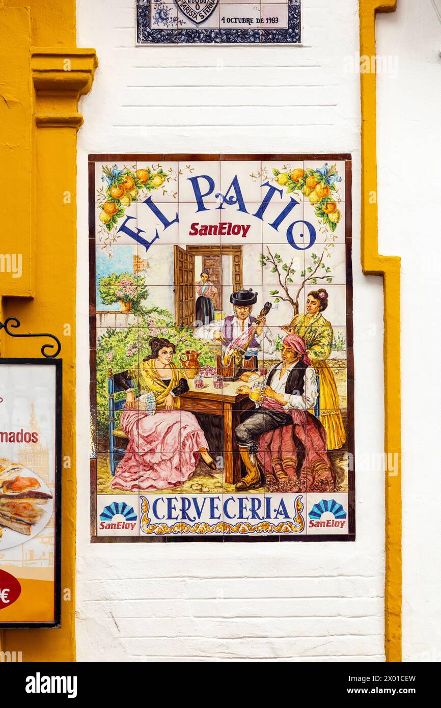 Panneau carrelé sur la façade de El Patio San Eloy Tarvern, Séville, Espagne Banque D'Images