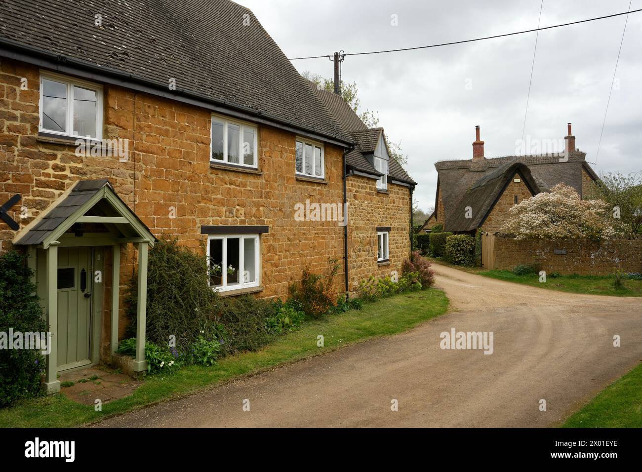 Beaux cottages traditionnels au toit de chaume dans ce charmant village d'Oxfordshire. Banque D'Images