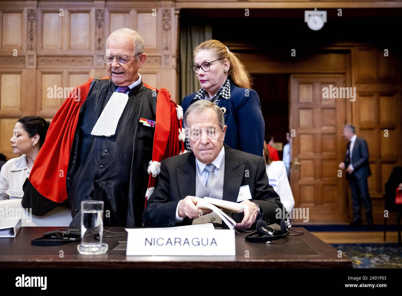 LA HAYE - L'Ambassadeur Carlos Jose Arguello Gomez (m) du Nicaragua au cours de la deuxième journée de l'audience devant la Cour internationale de Justice (CIJ) dans l'affaire que le Nicaragua a déposée contre l'Allemagne pour l'aide financière et militaire que le pays européen fournit à Israël et la fin des subventions L'organisation d'aide UNRWA. Selon le Nicaragua, l'Allemagne viole la Convention de 1948 sur le génocide et les Conventions de Genève de 1949 sur le droit de la guerre dans les territoires palestiniens occupés. ANP ROBIN VAN LONKHUIJSEN pays-bas OUT - belgique OUT Banque D'Images