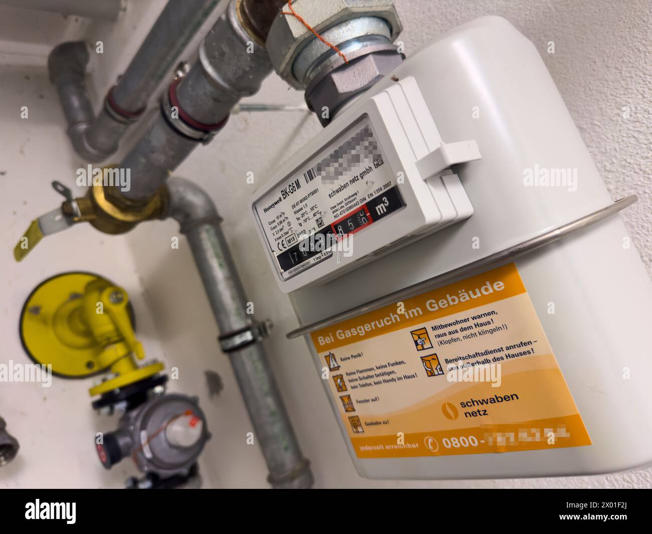 Raccordement au gaz au sous-sol d'un immeuble résidentiel le 3 mars 2024 à Marktoberdorf, Bavière, Allemagne. Photographe : ddp images / STAR-images Banque D'Images