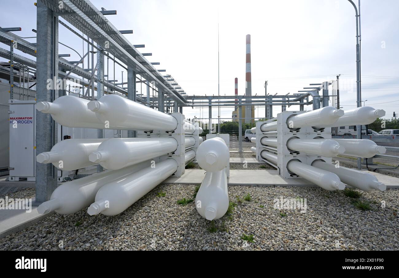 THÈME IMAGE projet 'image du futur' : réservoir de stockage d'hydrogène d'une usine de production d'hydrogène vert sur le site de Wien Energie à Vienne-Simmering, photographié le lundi 8 avril 2024. L'électrolyse de l'hydrogène utilise l'électricité pour diviser l'eau (H2O) en hydrogène (H2) et oxygène (O2). - 20240408 PD1284 crédit : APA-PictureDesk/Alamy Live News Banque D'Images THÈME IMAGE projet 'image du futur' : réservoir de stockage d'hydrogène d'une usine de production d'hydrogène vert sur le site de Wien Energie à Vienne-Simmering, photographié le lundi 8 avril 2024. L'électrolyse de l'hydrogène utilise l'électricité pour diviser l'eau (H2O) en hydrogène (H2) et oxygène (O2). - 20240408 PD1284 crédit : APA-PictureDesk/Alamy Live News Banque D'Images