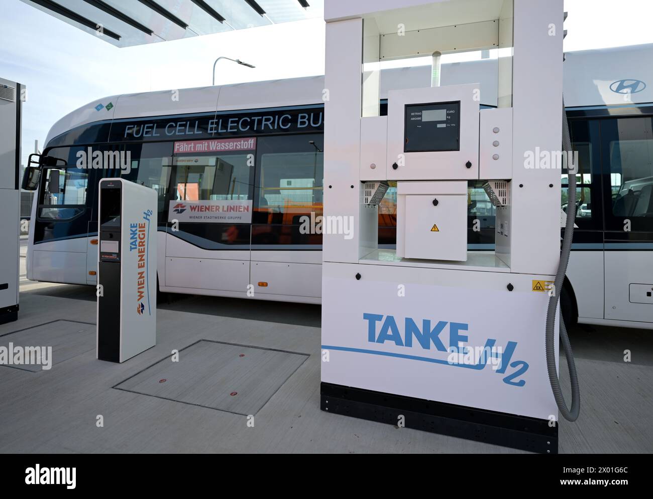 SUJET IMAGE projet 'image of the future' : une station-service H2 équipée d'un bus fonctionnant à l'hydrogène dans une usine de production d'hydrogène écologique sur le site de Wien Energie à Vienne-Simmering, photographiée le lundi 8 avril 2024. Dans l'électrolyse de l'hydrogène, l'eau (H2O) est divisée en hydrogène (H2) et en oxygène (O2) à l'aide de l'électricité. - 20240408 PD1299 crédit : APA-PictureDesk/Alamy Live News Banque D'Images