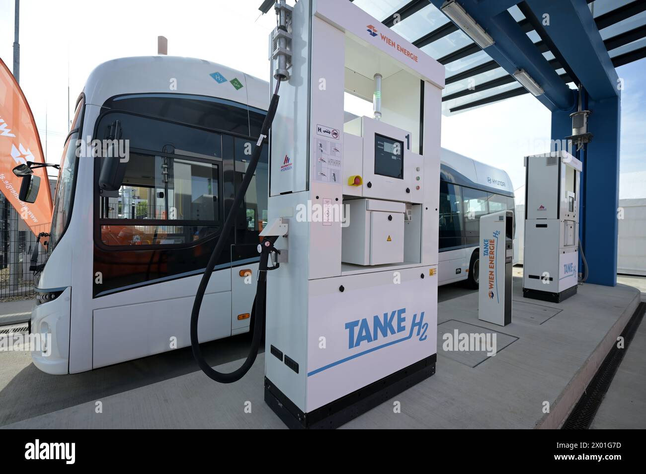 SUJET IMAGE projet 'image of the future' : une station-service H2 équipée d'un bus fonctionnant à l'hydrogène dans une usine de production d'hydrogène écologique sur le site de Wien Energie à Vienne-Simmering, photographiée le lundi 8 avril 2024. Dans l'électrolyse de l'hydrogène, l'eau (H2O) est divisée en hydrogène (H2) et en oxygène (O2) à l'aide de l'électricité. - 20240408 PD1298 crédit : APA-PictureDesk/Alamy Live News Banque D'Images SUJET IMAGE projet 'image of the future' : une station-service H2 équipée d'un bus fonctionnant à l'hydrogène dans une usine de production d'hydrogène écologique sur le site de Wien Energie à Vienne-Simmering, photographiée le lundi 8 avril 2024. Dans l'électrolyse de l'hydrogène, l'eau (H2O) est divisée en hydrogène (H2) et en oxygène (O2) à l'aide de l'électricité. - 20240408 PD1298 crédit : APA-PictureDesk/Alamy Live News Banque D'Images