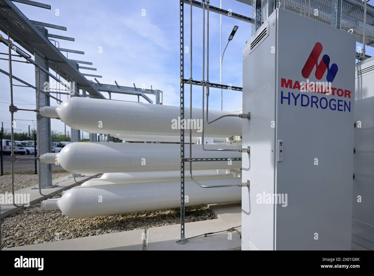 THÈME IMAGE projet 'image du futur' : réservoir de stockage d'hydrogène d'une usine de production d'hydrogène vert sur le site de Wien Energie à Vienne-Simmering, photographié le lundi 8 avril 2024. L'électrolyse de l'hydrogène utilise l'électricité pour diviser l'eau (H2O) en hydrogène (H2) et oxygène (O2). - 20240408 PD1277 crédit : APA-PictureDesk/Alamy Live News Banque D'Images THÈME IMAGE projet 'image du futur' : réservoir de stockage d'hydrogène d'une usine de production d'hydrogène vert sur le site de Wien Energie à Vienne-Simmering, photographié le lundi 8 avril 2024. L'électrolyse de l'hydrogène utilise l'électricité pour diviser l'eau (H2O) en hydrogène (H2) et oxygène (O2). - 20240408 PD1277 crédit : APA-PictureDesk/Alamy Live News Banque D'Images