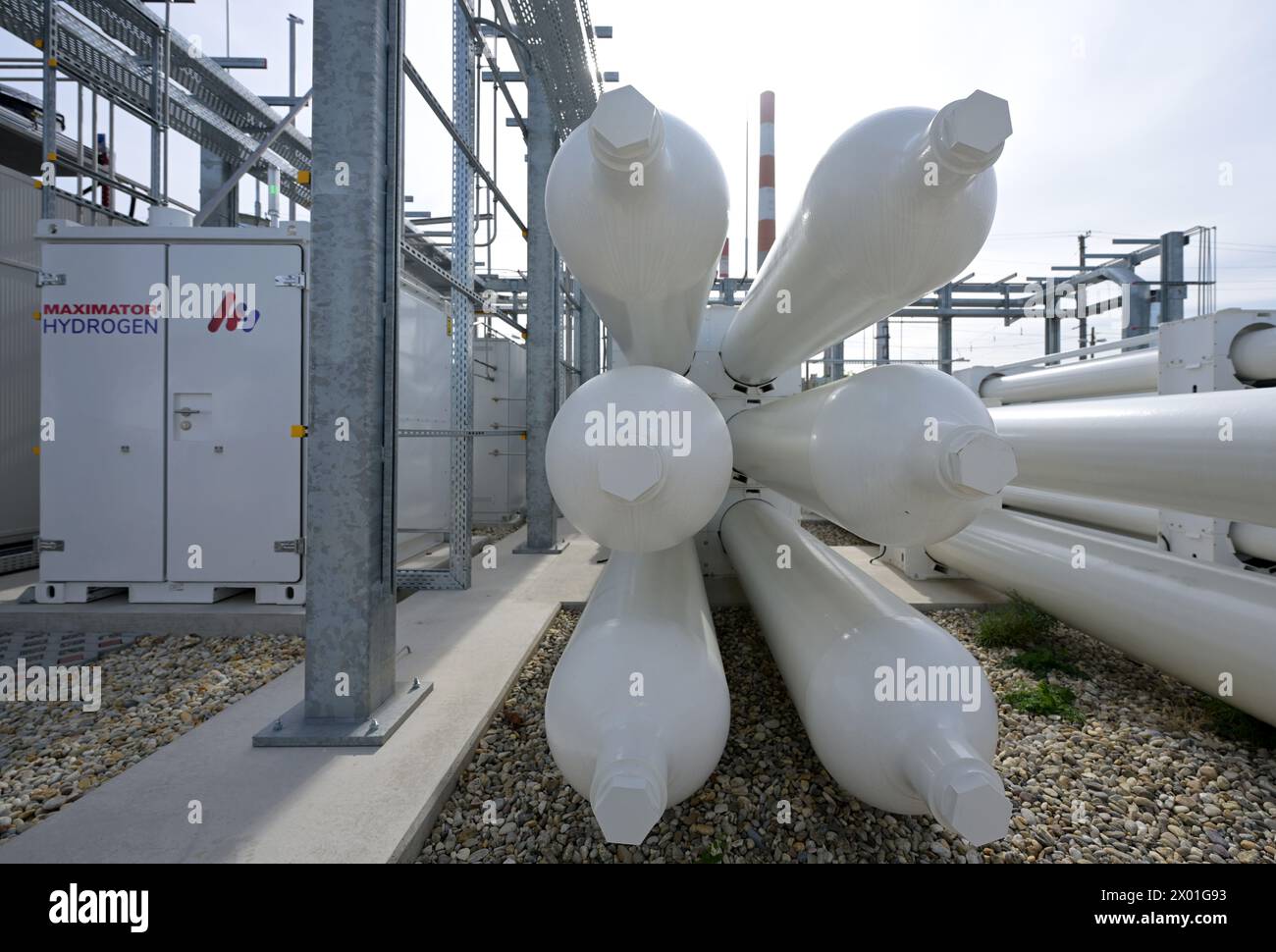 THÈME IMAGE projet 'image du futur' : réservoir de stockage d'hydrogène d'une usine de production d'hydrogène vert sur le site de Wien Energie à Vienne-Simmering, photographié le lundi 8 avril 2024. L'électrolyse de l'hydrogène utilise l'électricité pour diviser l'eau (H2O) en hydrogène (H2) et oxygène (O2). - 20240408 PD1279 crédit : APA-PictureDesk/Alamy Live News Banque D'Images