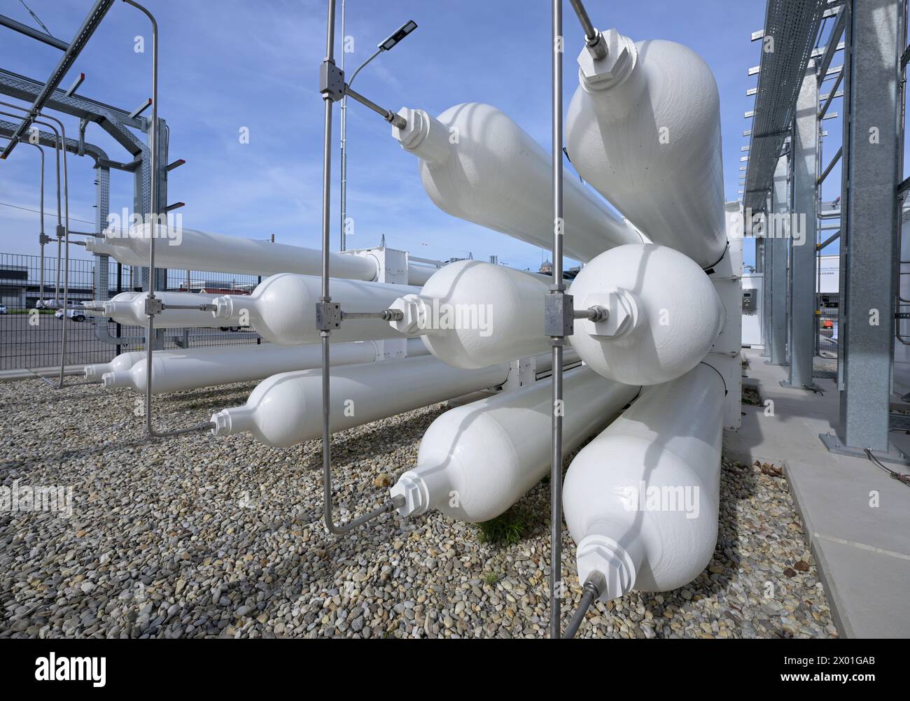 THÈME IMAGE projet 'image du futur' : réservoir de stockage d'hydrogène d'une usine de production d'hydrogène vert sur le site de Wien Energie à Vienne-Simmering, photographié le lundi 8 avril 2024. L'électrolyse de l'hydrogène utilise l'électricité pour diviser l'eau (H2O) en hydrogène (H2) et oxygène (O2). - 20240408 PD1276 crédit : APA-PictureDesk/Alamy Live News Banque D'Images THÈME IMAGE projet 'image du futur' : réservoir de stockage d'hydrogène d'une usine de production d'hydrogène vert sur le site de Wien Energie à Vienne-Simmering, photographié le lundi 8 avril 2024. L'électrolyse de l'hydrogène utilise l'électricité pour diviser l'eau (H2O) en hydrogène (H2) et oxygène (O2). - 20240408 PD1276 crédit : APA-PictureDesk/Alamy Live News Banque D'Images