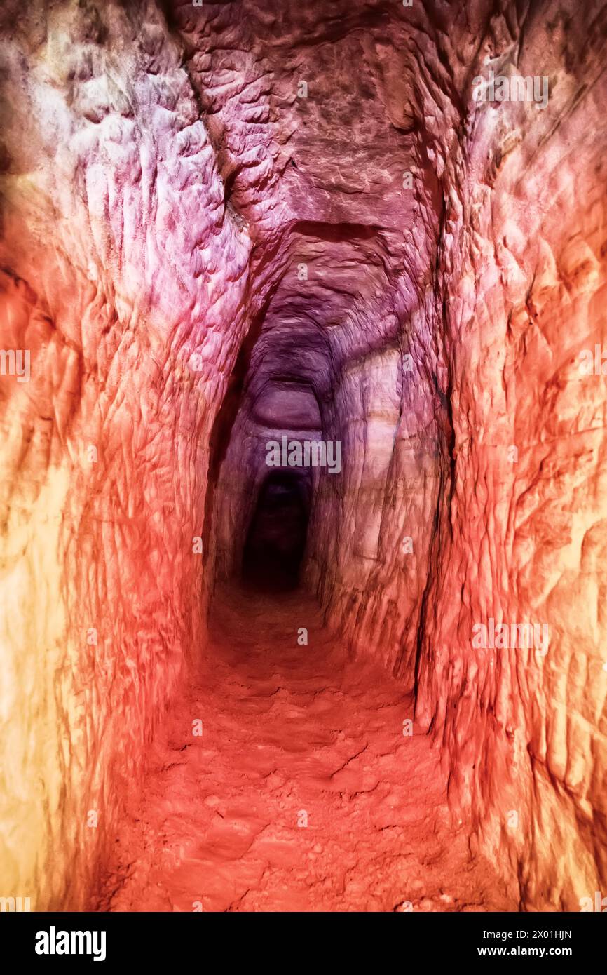 C'est le 150e anniversaire de la dérive minière de sable, grève Drive - Headway, tir dans les tons rouges et bleus pour les spelunkers (tourisme de grotte) Banque D'Images