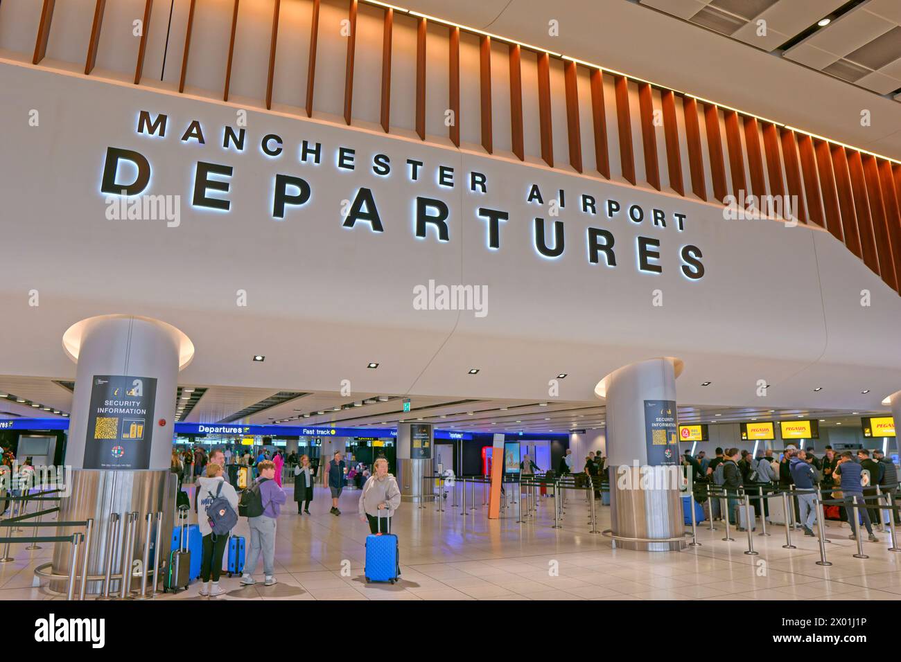 Hall des départs du terminal 2 de l'aéroport de Manchester, Angleterre, Royaume-Uni. Banque D'Images