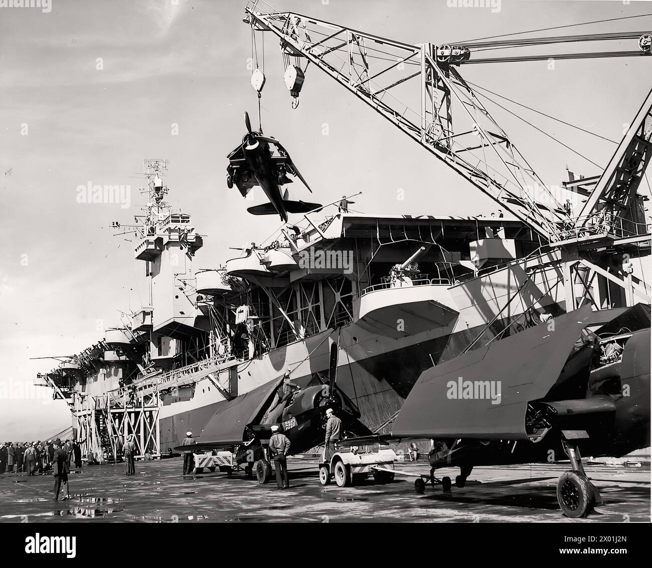 Grumman F6F-5 chargé sur Dixmude (A.609), Norfolk - photographie de navires de guerre d'époque - inconnu photographe Banque D'Images