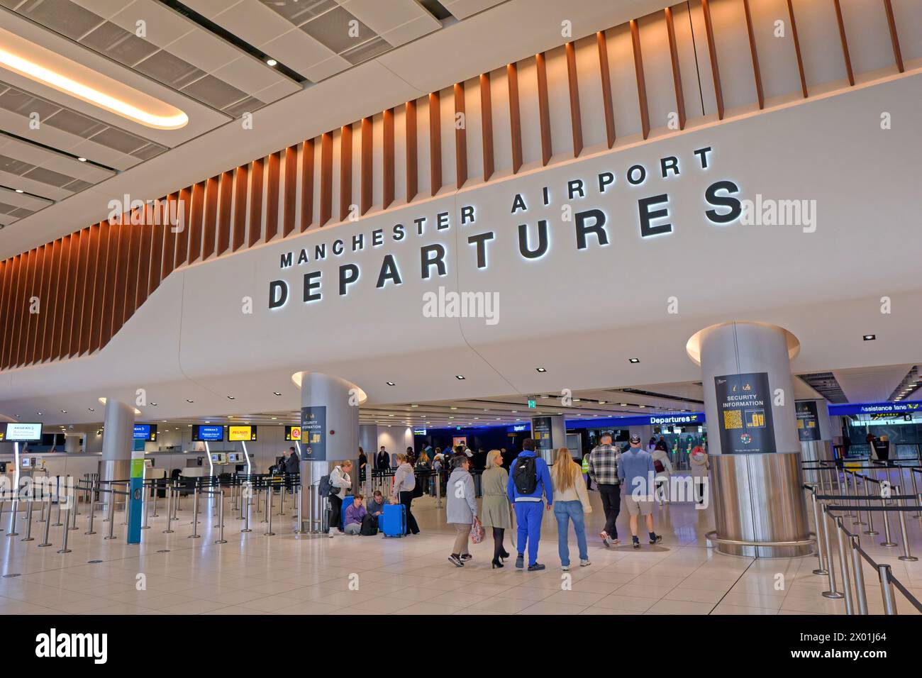 Hall des départs du terminal 2 de l'aéroport de Manchester, Angleterre, Royaume-Uni. Banque D'Images