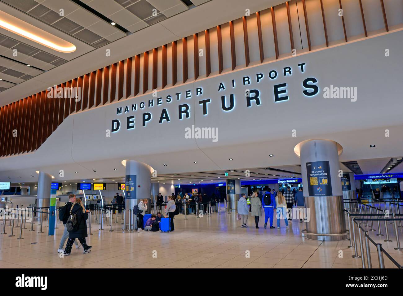 Hall des départs du terminal 2 de l'aéroport de Manchester, Angleterre, Royaume-Uni. Banque D'Images