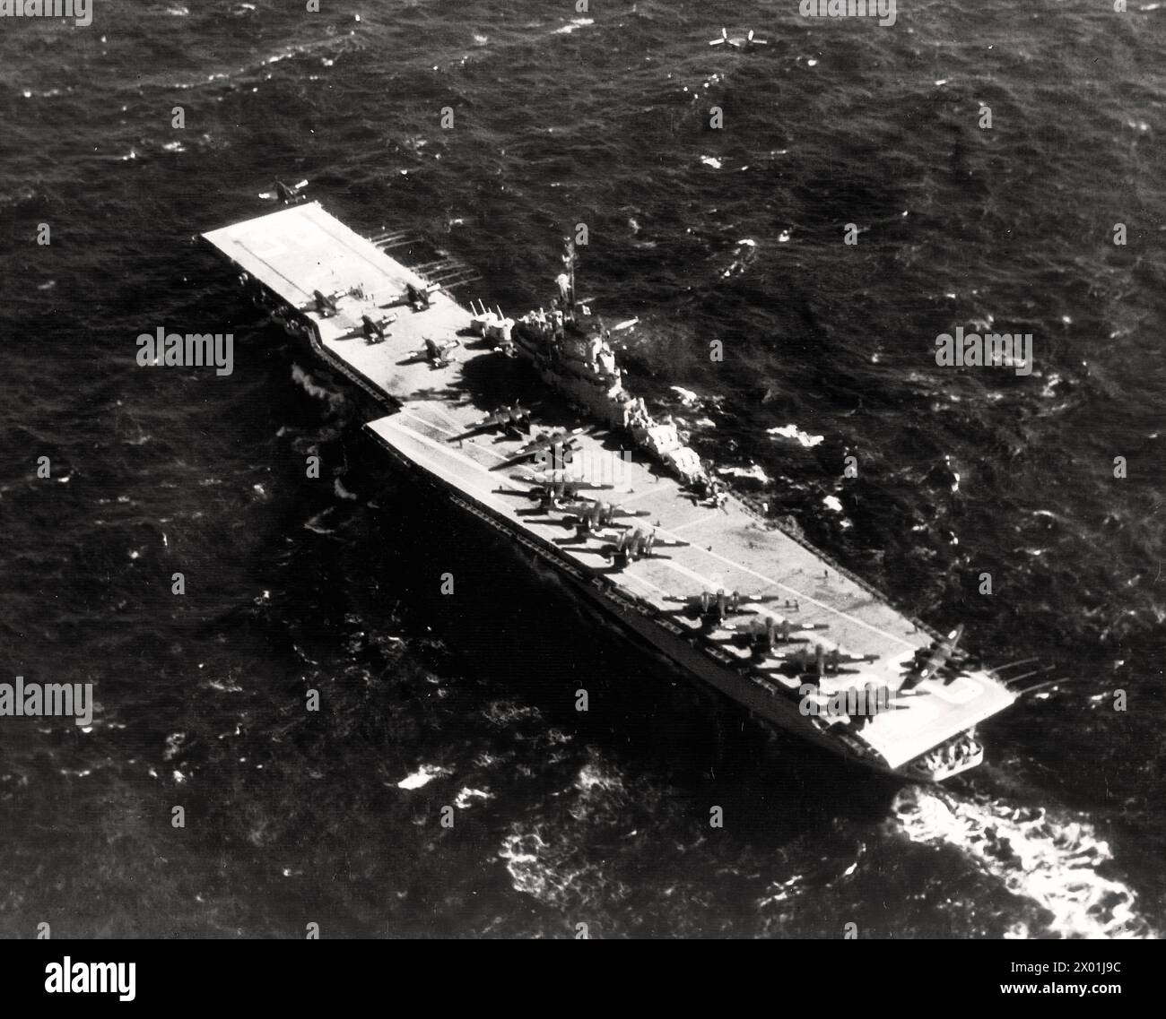 USS Antietam (CVS 36) avec lancement d'un F4U-4 Corsair - photographie de navires de guerre d'époque - photographe inconnu Banque D'Images