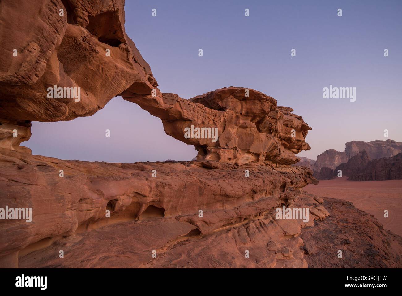 Lever du soleil au Little Bridge, Wadi Rum, Jordanie Banque D'Images