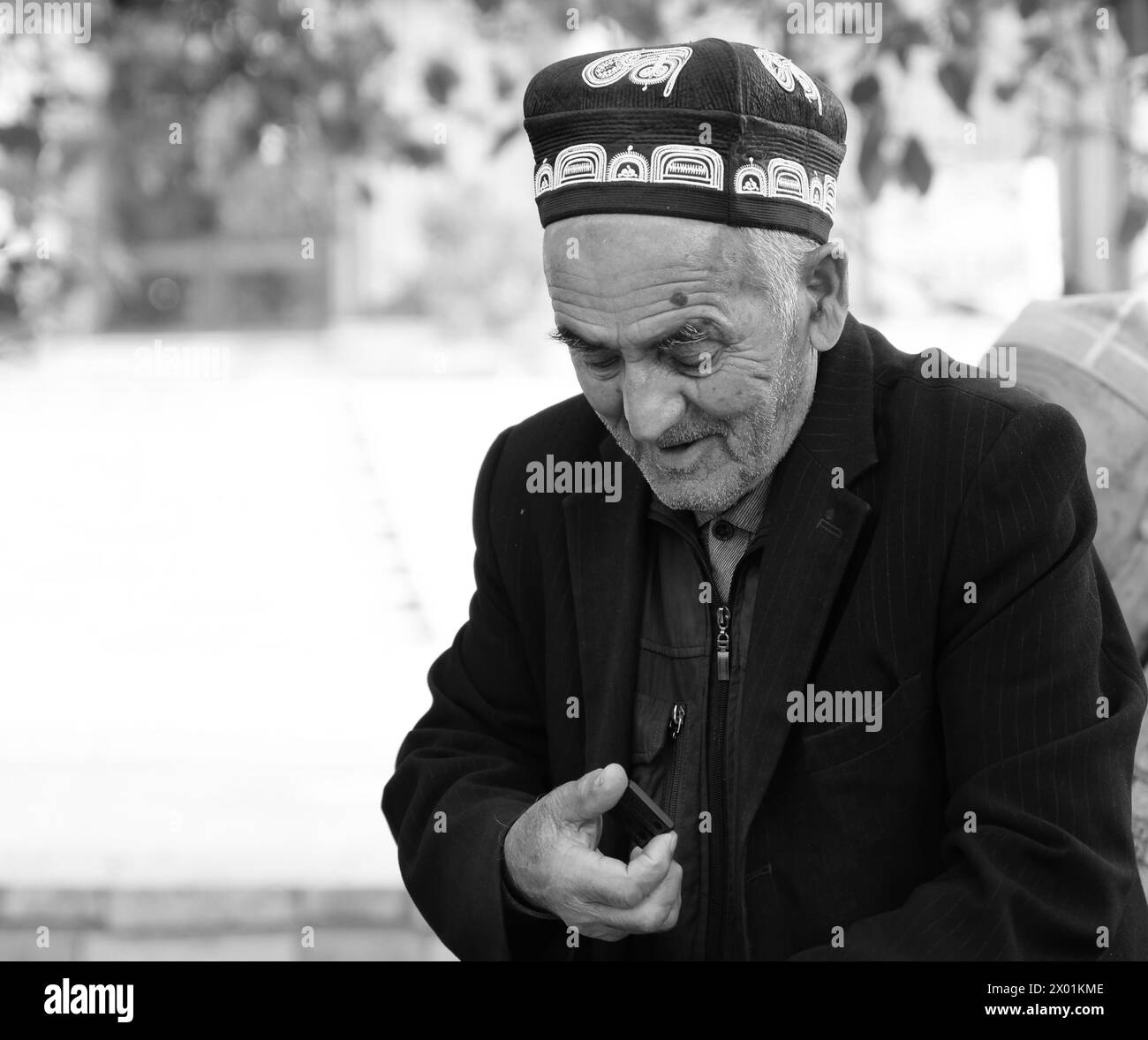 Image en noir et blanc d'un homme âgé participant à un jeu de dominos à Boukhara, Ouzbékistan Banque D'Images