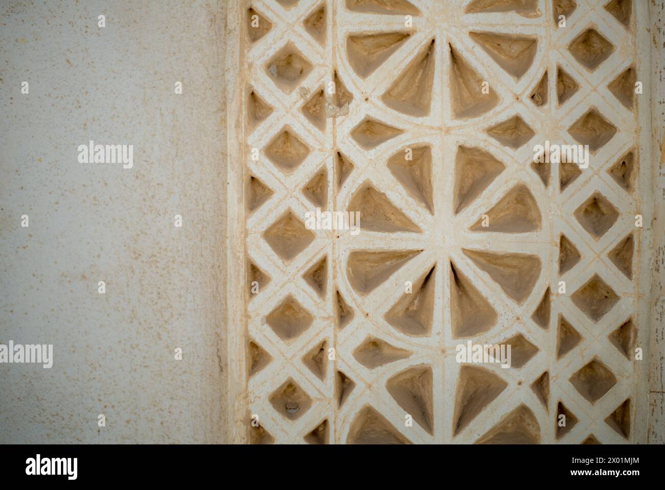 Détail de sculpture de gypse sur un montant de porte d'une maison arabe traditionnelle restaurée. Banque D'Images