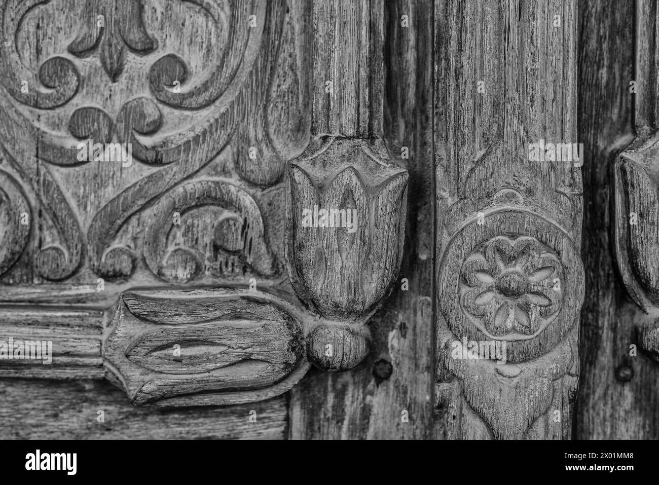 Détail d'une porte en bois sculpté d'une maison arabe traditionnelle restaurée. Banque D'Images