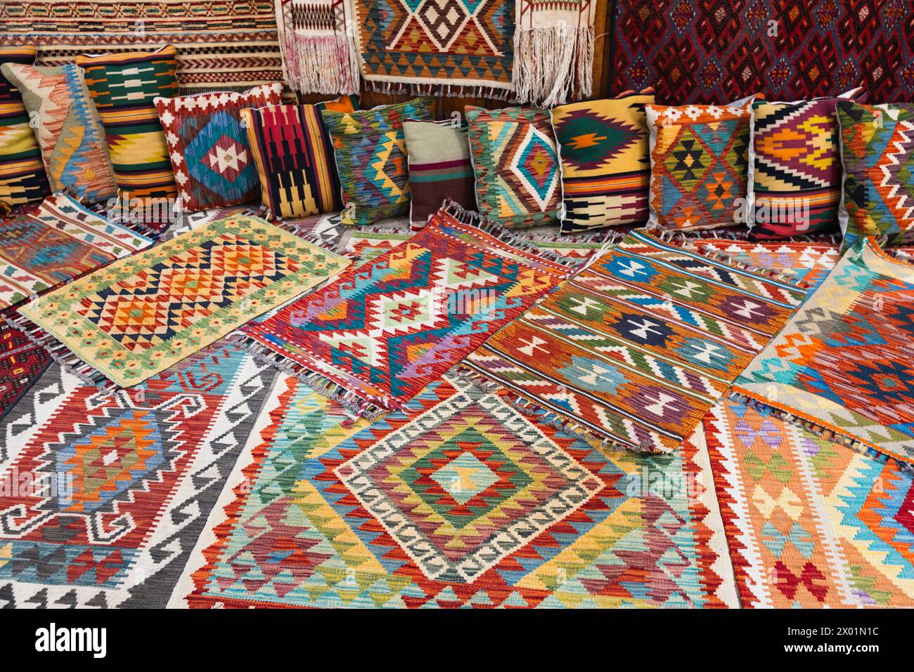 Tapis et oreillers en laine avec des ornements orientaux colorés traditionnels Banque D'Images