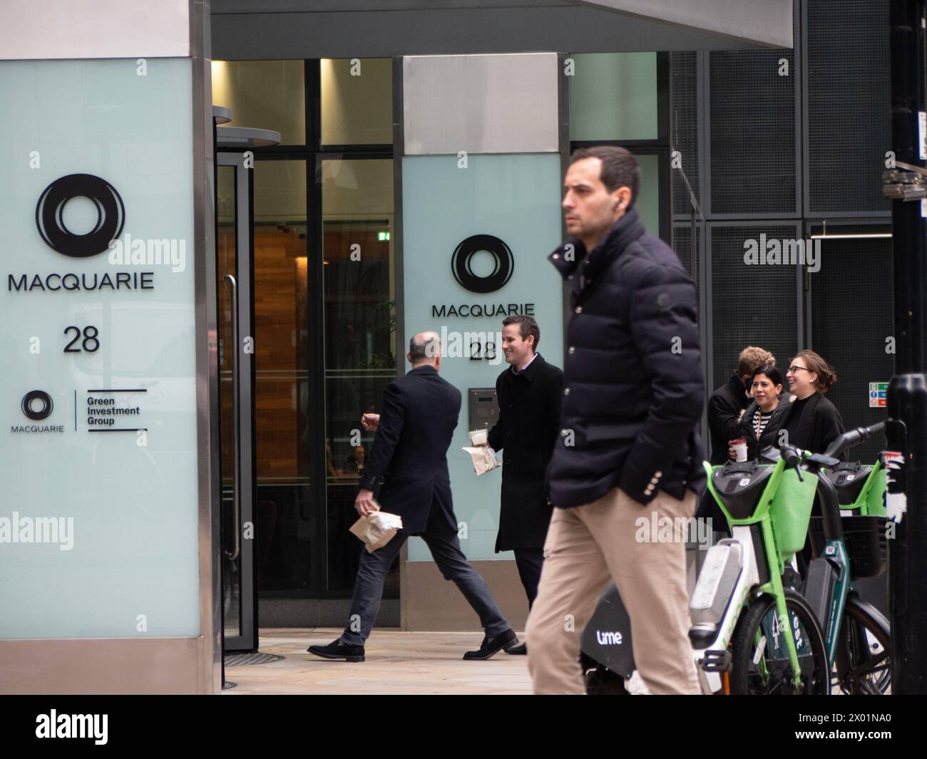 Piétons passant devant Macquarie Bank Ropemaker Street, Londres Banque D'Images