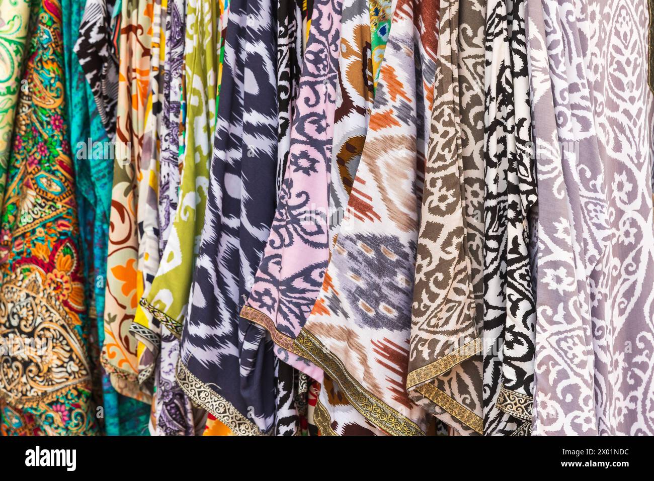 Robes colorées à vendre, assortiment de vieux bazar de Boukhara Banque D'Images