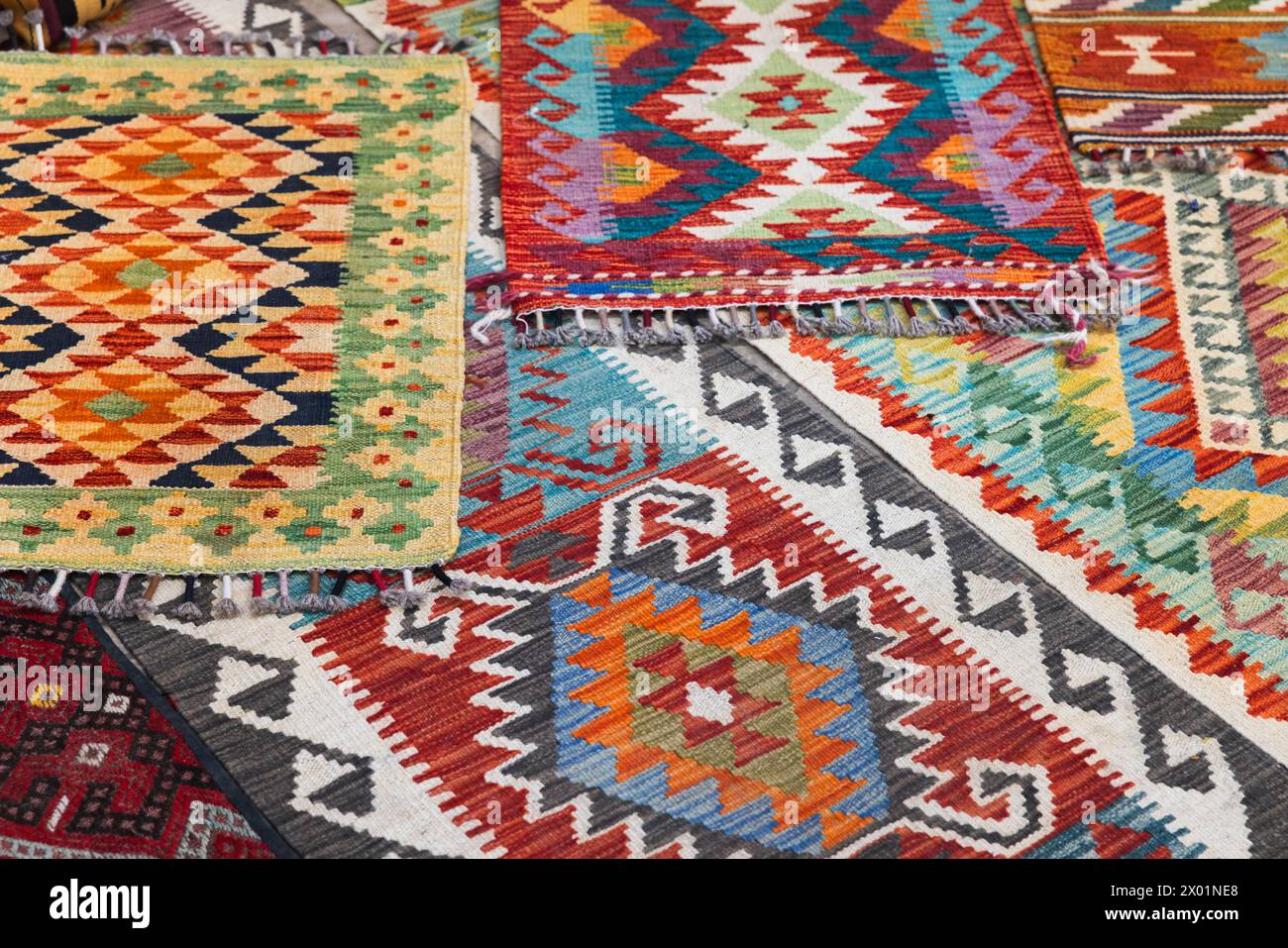 Tapis en laine avec des ornements orientaux colorés traditionnels. Gros plan photo prise au marché de Boukhara Banque D'Images