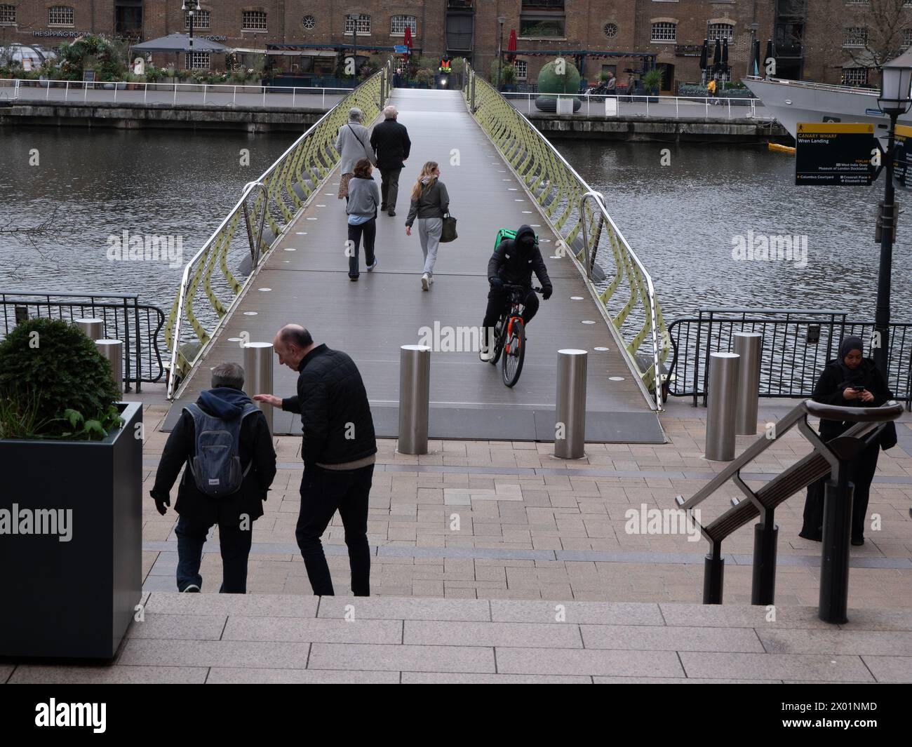 Passerelle North Dock, Canary Wharf Docklands London, pont flottant traversant North Dock, avec piétons et traversées cyclistes Uber Eats Banque D'Images