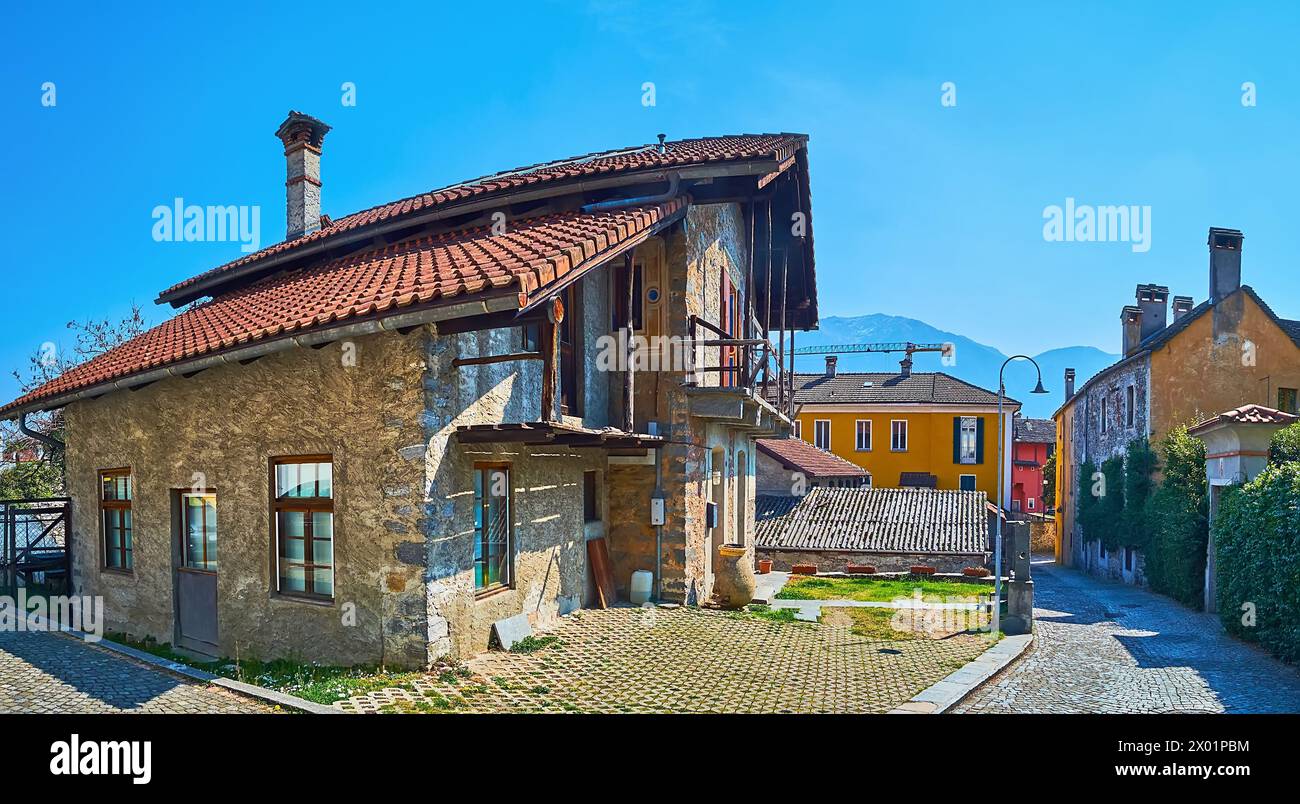L'étroite via Monteguzzo avec de vieilles maisons et chalets, Locarno, Suisse Banque D'Images