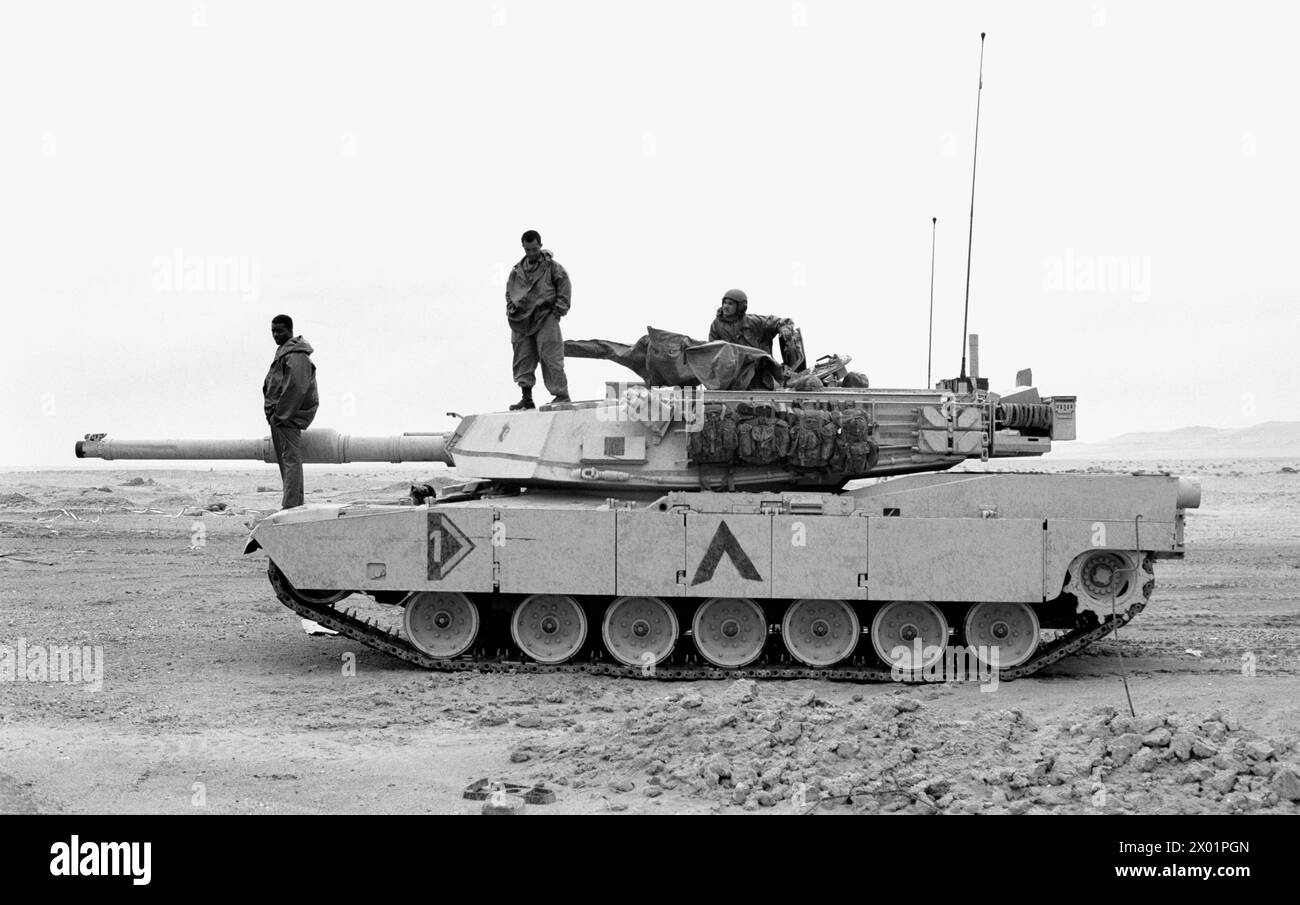 23 mars 1991 soldats de l'armée américaine avec leur réservoir de 1 an dans le désert du nord du Koweït. Banque D'Images