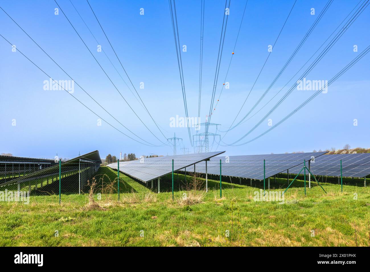Parc solaire avec pylône en Bavière, Allemagne Banque D'Images