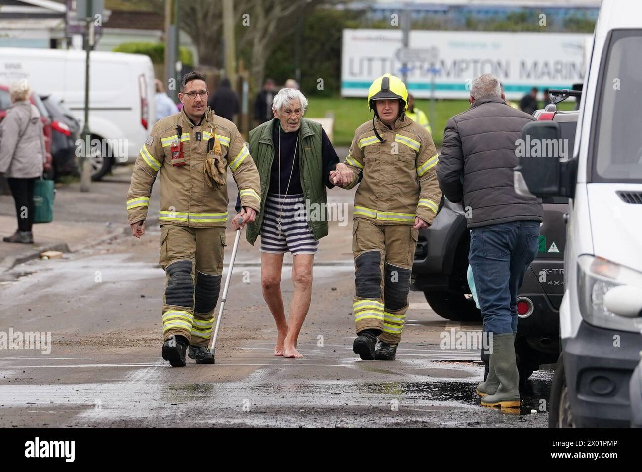 Les pompiers évacuent un résident âgé près de Rope Walk à Littlehampton, West Sussex, après que la rivière Arun a éclaté ses berges pendant la nuit. Le Service d'incendie et de sauvetage du Sussex de l'Ouest a averti les habitants de Littlehampton de graves inondations à la suite de la tempête Kathleen. Date de la photo : mardi 9 avril 2024. Banque D'Images