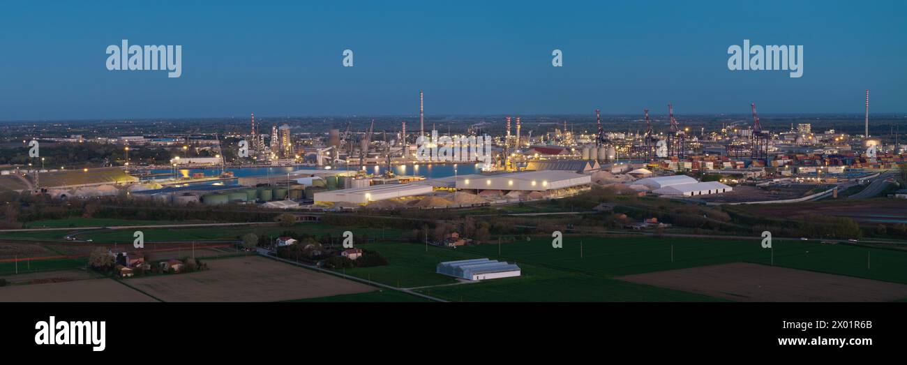 Vue aérienne de la zone industrielle et portuaire de Ravenne, pôle chimique et pétrochimique, thermoélectrique, métallurgique et raffinerie d'hydrocarbures a Banque D'Images