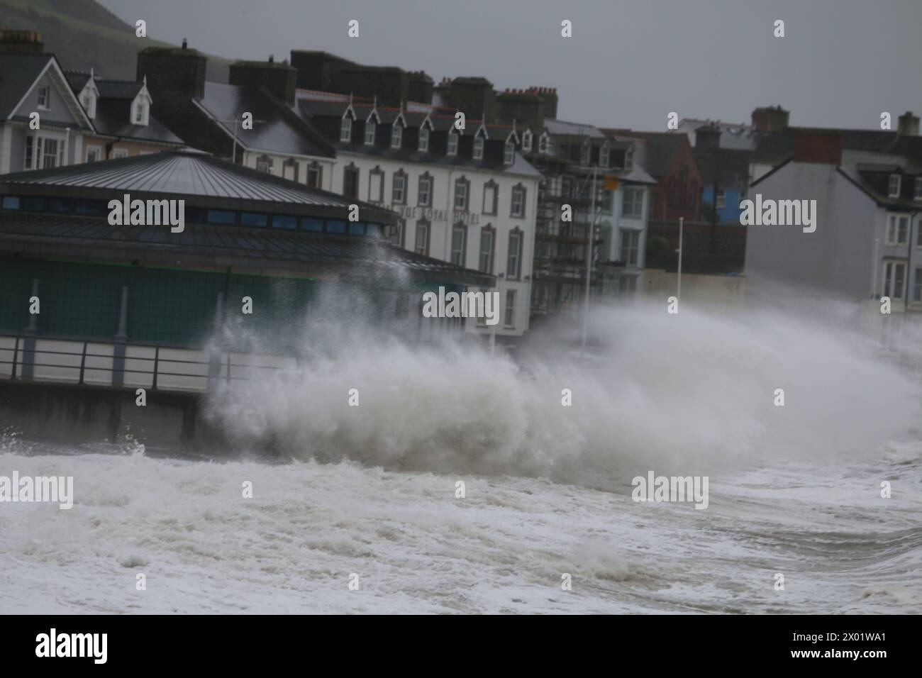 Aberystwyth pays de Galles Météo Royaume-Uni 9 avril 2024 de forts vents de force de coup de vent et de fortes pluies ont frappé la côte ouest du Royaume-Uni conduisant dans de grosses vagues qui se heurtent à la promenade du front de mer à Aberystwyth sur la côte galloise crédit : mike davies/Alamy Live News Banque D'Images