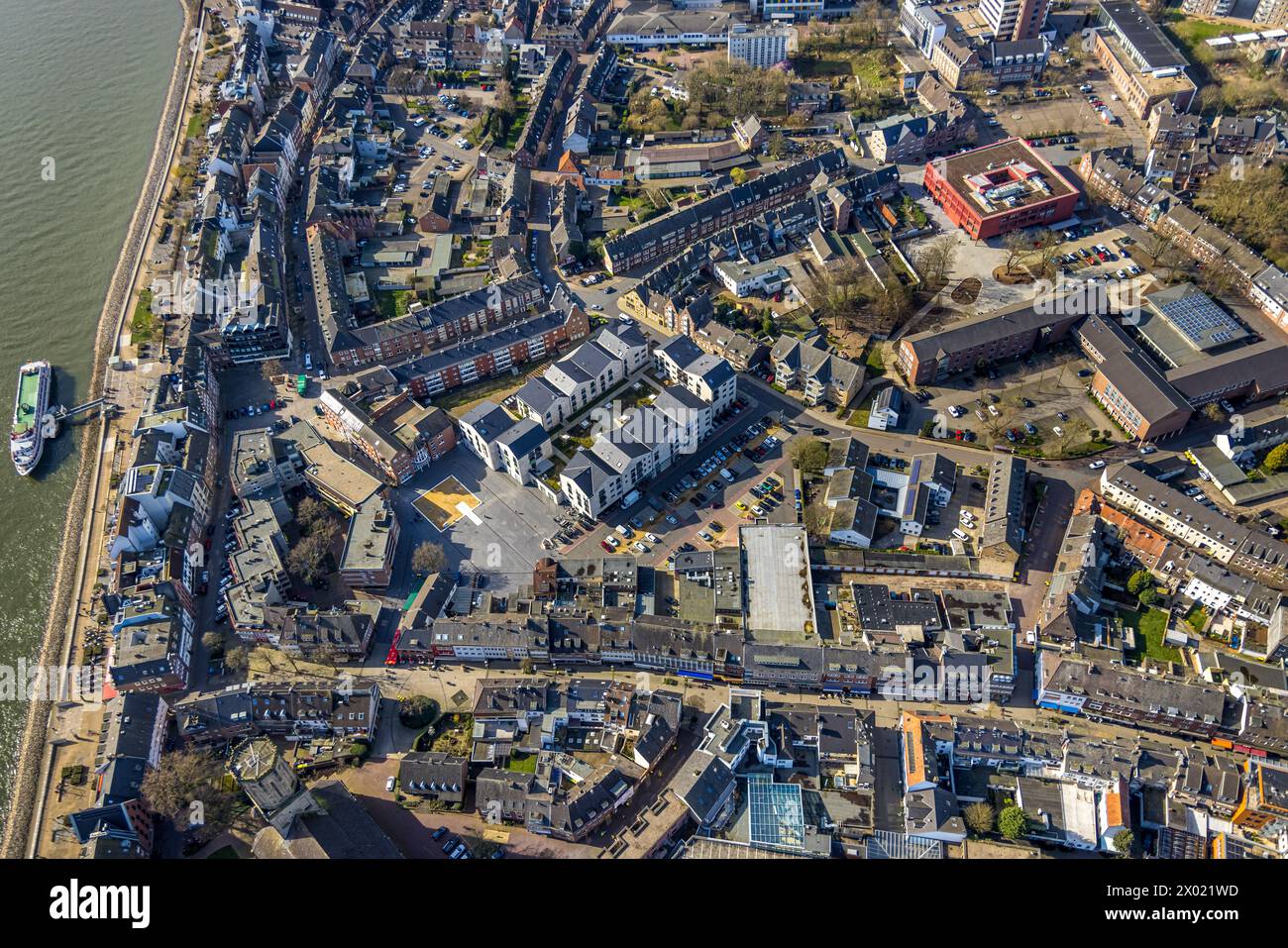 Vue aérienne, promenade du Rhin avec bateau d'excursion et vue sur le centre-ville, nouveau vivAtrium Emmerich bâtiment, Emmerich am Rhein scho municipal complet Banque D'Images