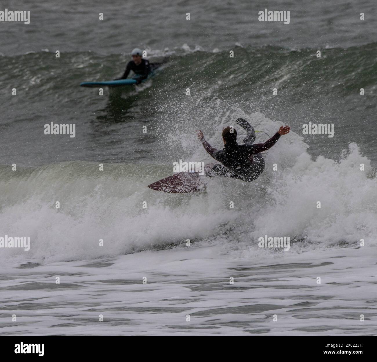 Bournemouth Dorset, Royaume-Uni. 9 avril 2024. MÉTÉO britannique surfeurs surfent sur les vagues à la plage de Bournemouth sur la houle de la tempête Kathleen Bournemouth Royaume-Uni crédit : Ian Davidson/Alamy Live News Banque D'Images