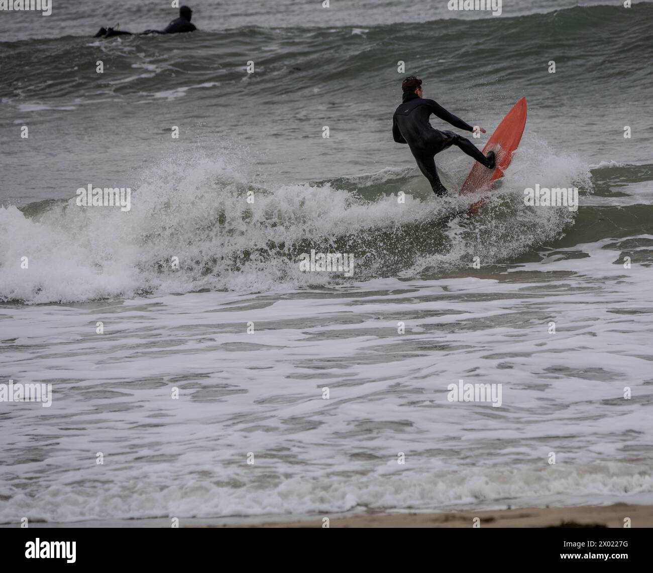 Bournemouth Dorset, Royaume-Uni. 9 avril 2024. MÉTÉO britannique surfeurs surfent sur les vagues à la plage de Bournemouth sur la houle de la tempête Kathleen Bournemouth Royaume-Uni crédit : Ian Davidson/Alamy Live News Banque D'Images