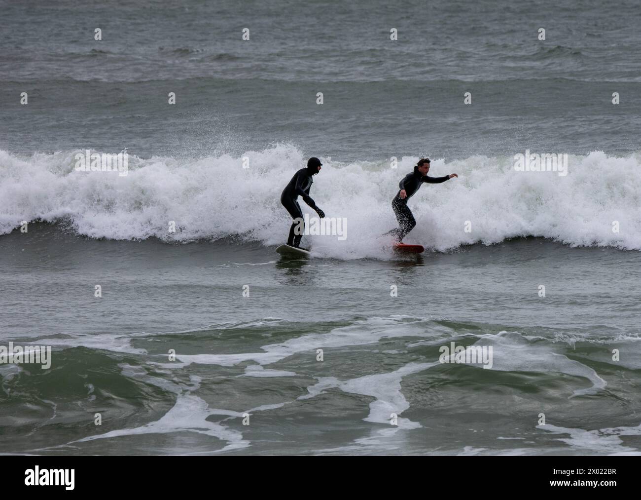 Bournemouth Dorset, Royaume-Uni. 9 avril 2024. MÉTÉO britannique surfeurs surfent sur les vagues à la plage de Bournemouth sur la houle de la tempête Kathleen Bournemouth Royaume-Uni crédit : Ian Davidson/Alamy Live News Banque D'Images