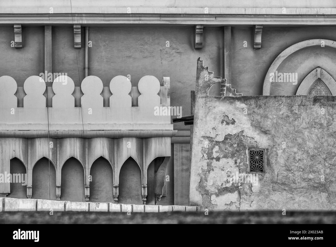 La traditionnelle maison Isa bin Ali restaurée en face de la Mosquée moderne Isa bin Ali, Bahreïn. Banque D'Images