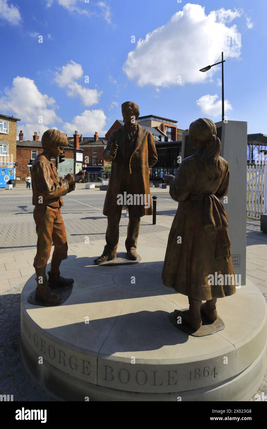 La statue de George Boole devant la gare de Lincoln, Lincolnshire, Angleterre, Royaume-Uni Banque D'Images