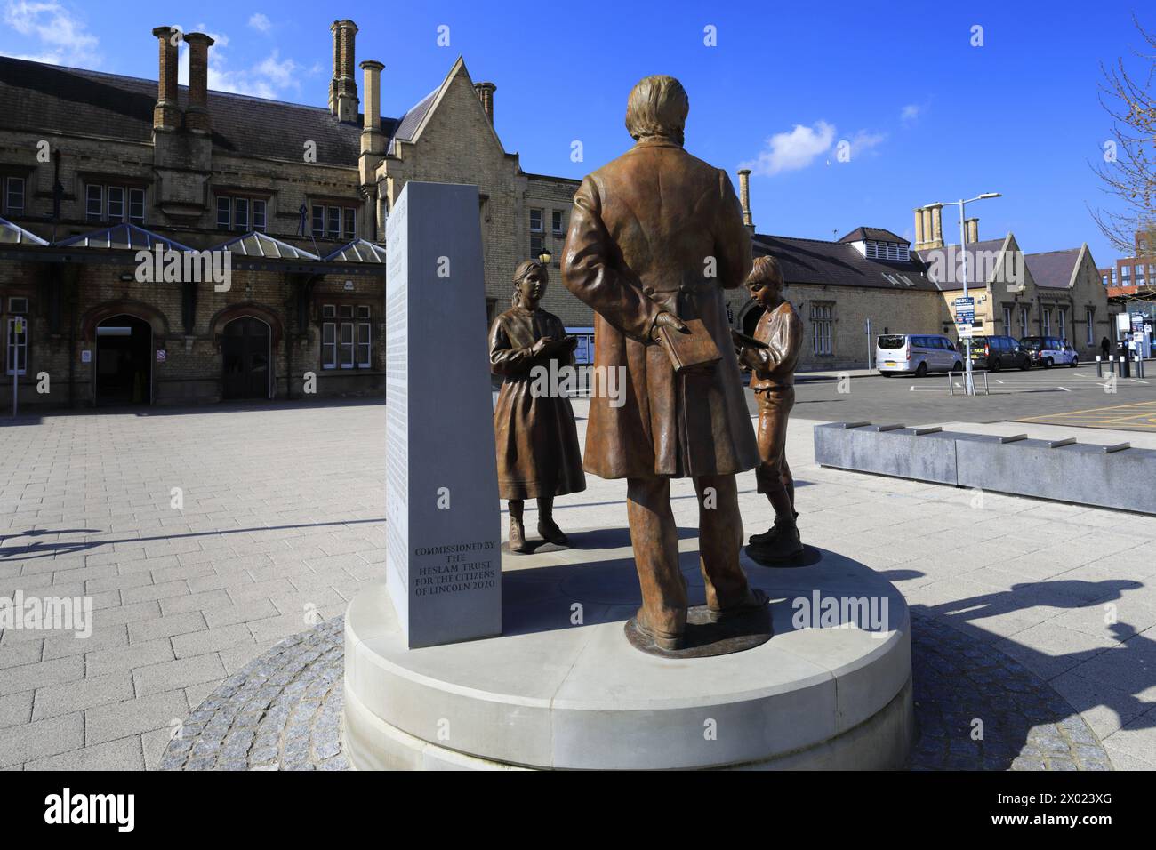 La statue de George Boole devant la gare de Lincoln, Lincolnshire, Angleterre, Royaume-Uni Banque D'Images