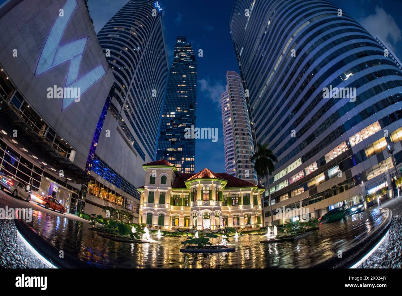 La maison sur Sathorn en face de King Power Mahanakhon Tower Building dans la ville de Bangkok en Thaïlande. Thaïlande, Bangkok, Dezember, 5, 2023 Banque D'Images