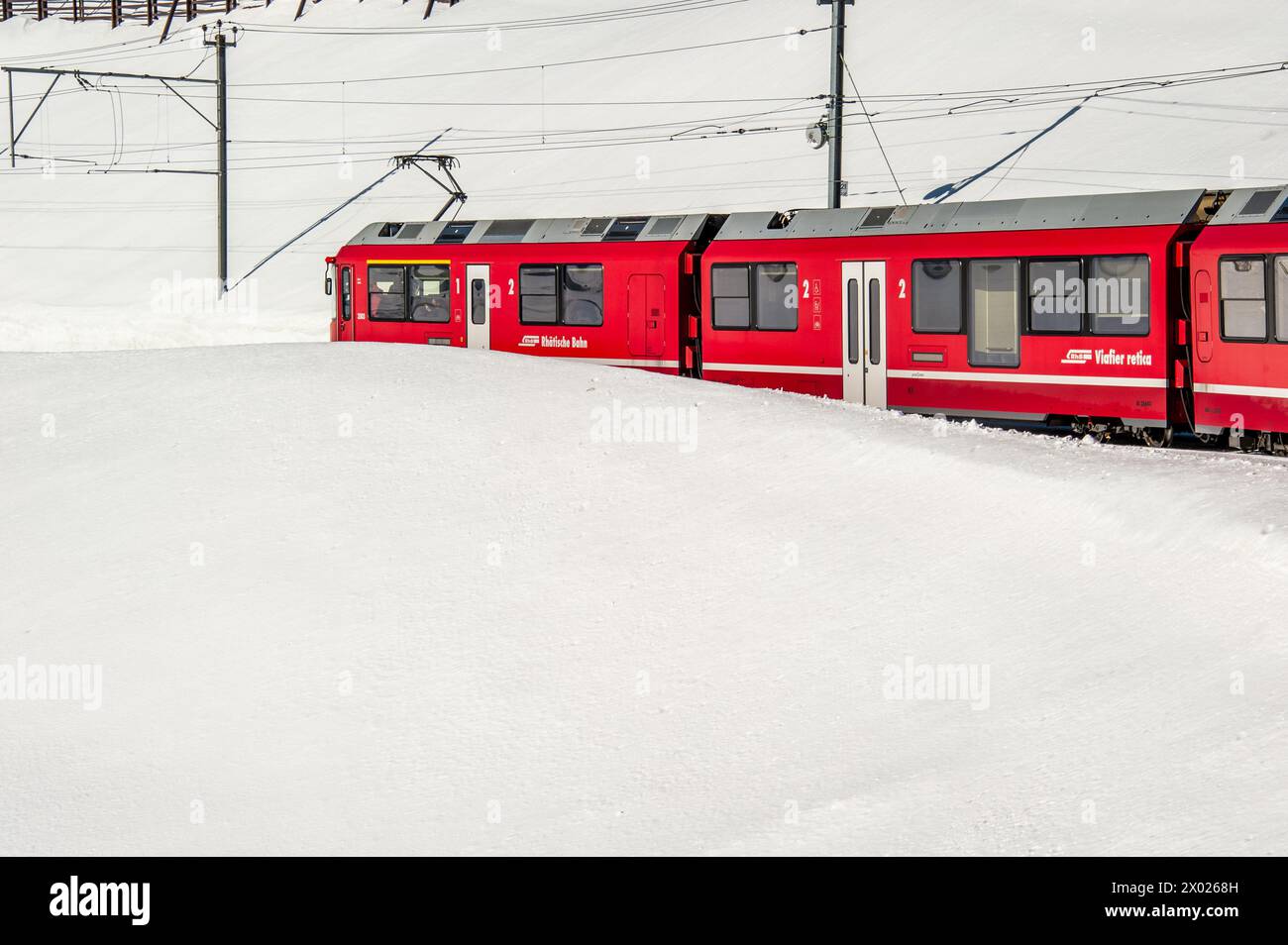 Un voyage fantastique sur le Bernina Express traversant une mer de ​​snow (Italie - Suisse) Banque D'Images