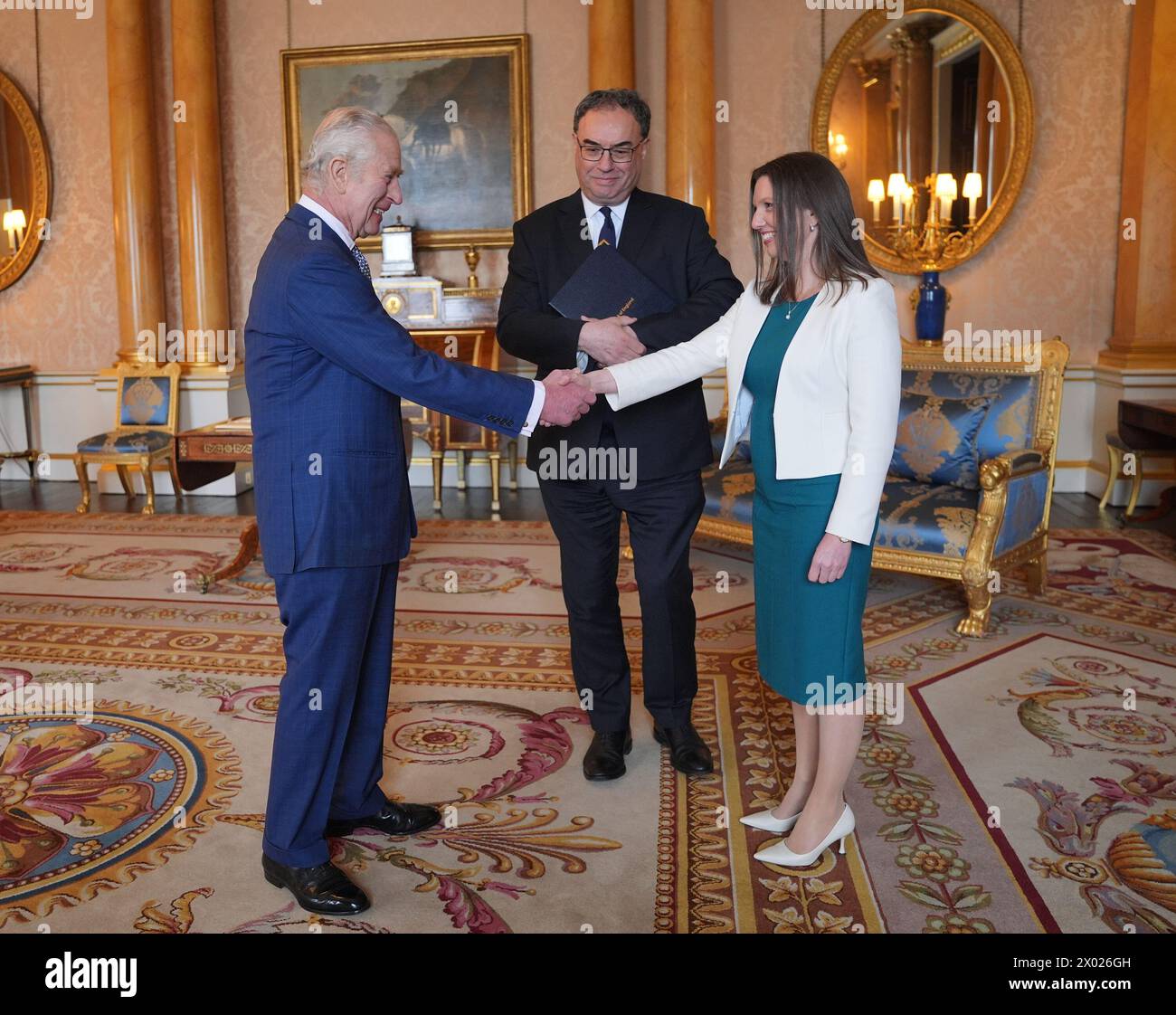 Le roi Charles III (à gauche) reçoit les premiers billets de banque représentant son portrait du gouverneur de la Banque d'Angleterre Andrew Bailey et Sarah John, la caissière en chef de la Banque d'Angleterre, au palais de Buckingham, à Londres. Date de la photo : mardi 9 avril 2024. Banque D'Images