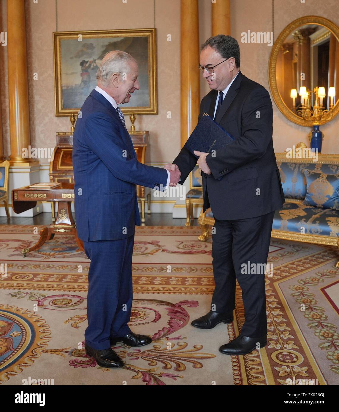 Le roi Charles III (à gauche) reçoit les premiers billets de banque représentant son portrait du gouverneur de la Banque d'Angleterre Andrew Bailey au palais de Buckingham, à Londres. Date de la photo : mardi 9 avril 2024. Banque D'Images