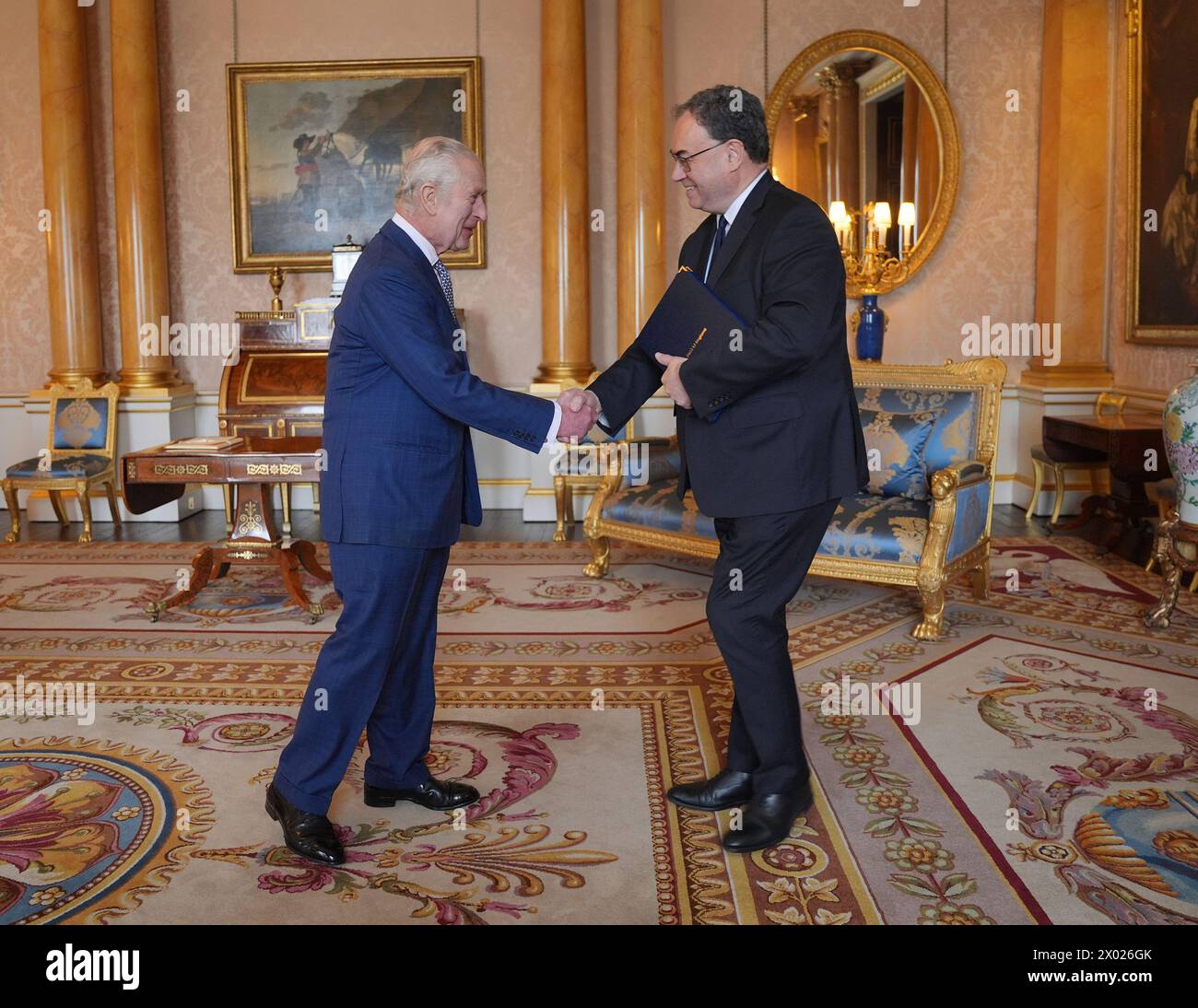 Le roi Charles III (à gauche) reçoit les premiers billets de banque représentant son portrait du gouverneur de la Banque d'Angleterre Andrew Bailey au palais de Buckingham, à Londres. Date de la photo : mardi 9 avril 2024. Banque D'Images