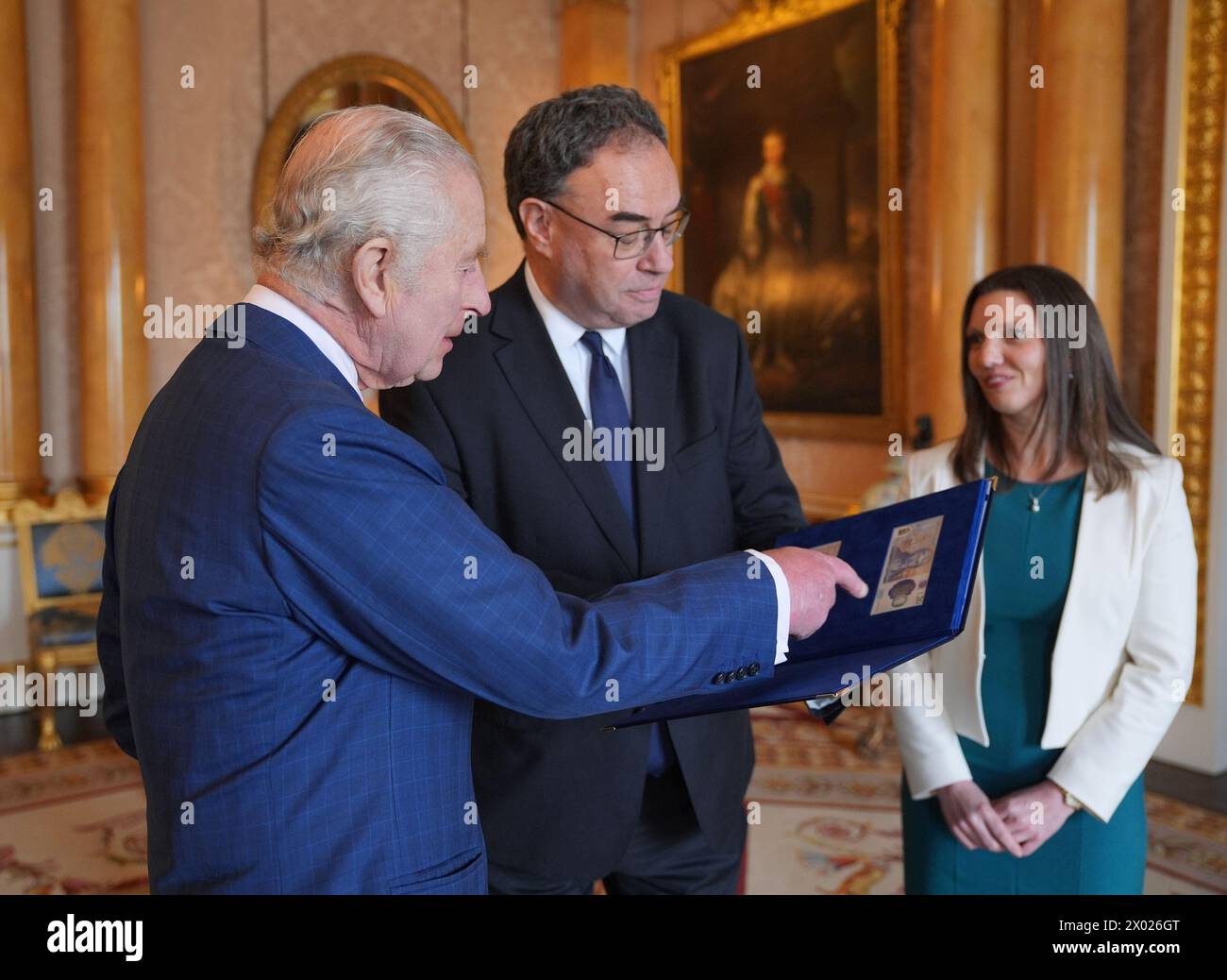 Le roi Charles III (à gauche) reçoit les premiers billets de banque représentant son portrait du gouverneur de la Banque d'Angleterre Andrew Bailey et Sarah John, la caissière en chef de la Banque d'Angleterre, au palais de Buckingham, à Londres. Date de la photo : mardi 9 avril 2024. Banque D'Images