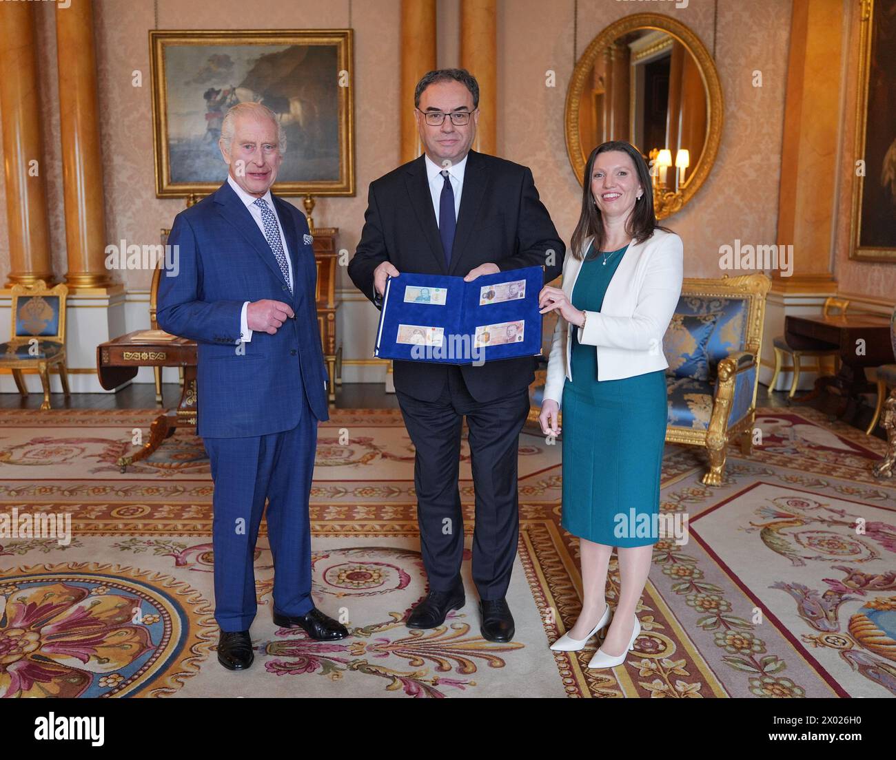 Le roi Charles III (à gauche) reçoit les premiers billets de banque représentant son portrait du gouverneur de la Banque d'Angleterre Andrew Bailey et Sarah John, la caissière en chef de la Banque d'Angleterre, au palais de Buckingham, à Londres. Date de la photo : mardi 9 avril 2024. Banque D'Images