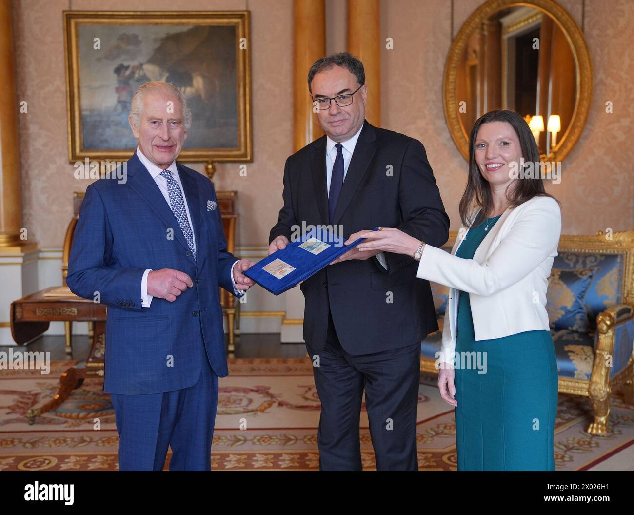 Le roi Charles III (à gauche) reçoit les premiers billets de banque représentant son portrait du gouverneur de la Banque d'Angleterre Andrew Bailey et Sarah John, la caissière en chef de la Banque d'Angleterre, au palais de Buckingham, à Londres. Date de la photo : mardi 9 avril 2024. Banque D'Images