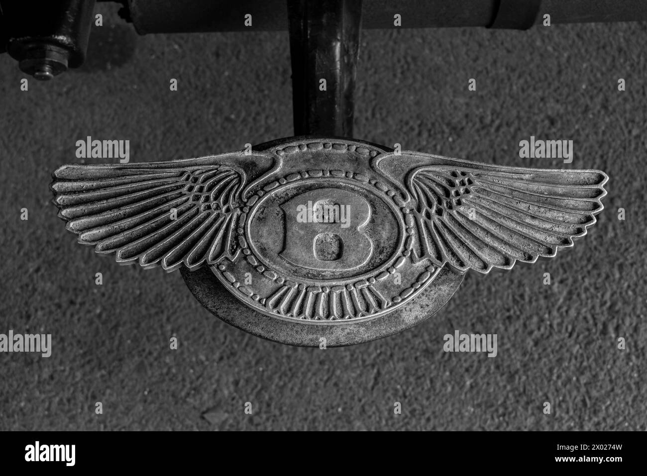 Le célèbre motif ailé de l'écusson Bentley est utilisé comme une étape vers le siège du conducteur sur un classique des années 1920. Goodwood Revival, Sussex, Royaume-Uni. Banque D'Images