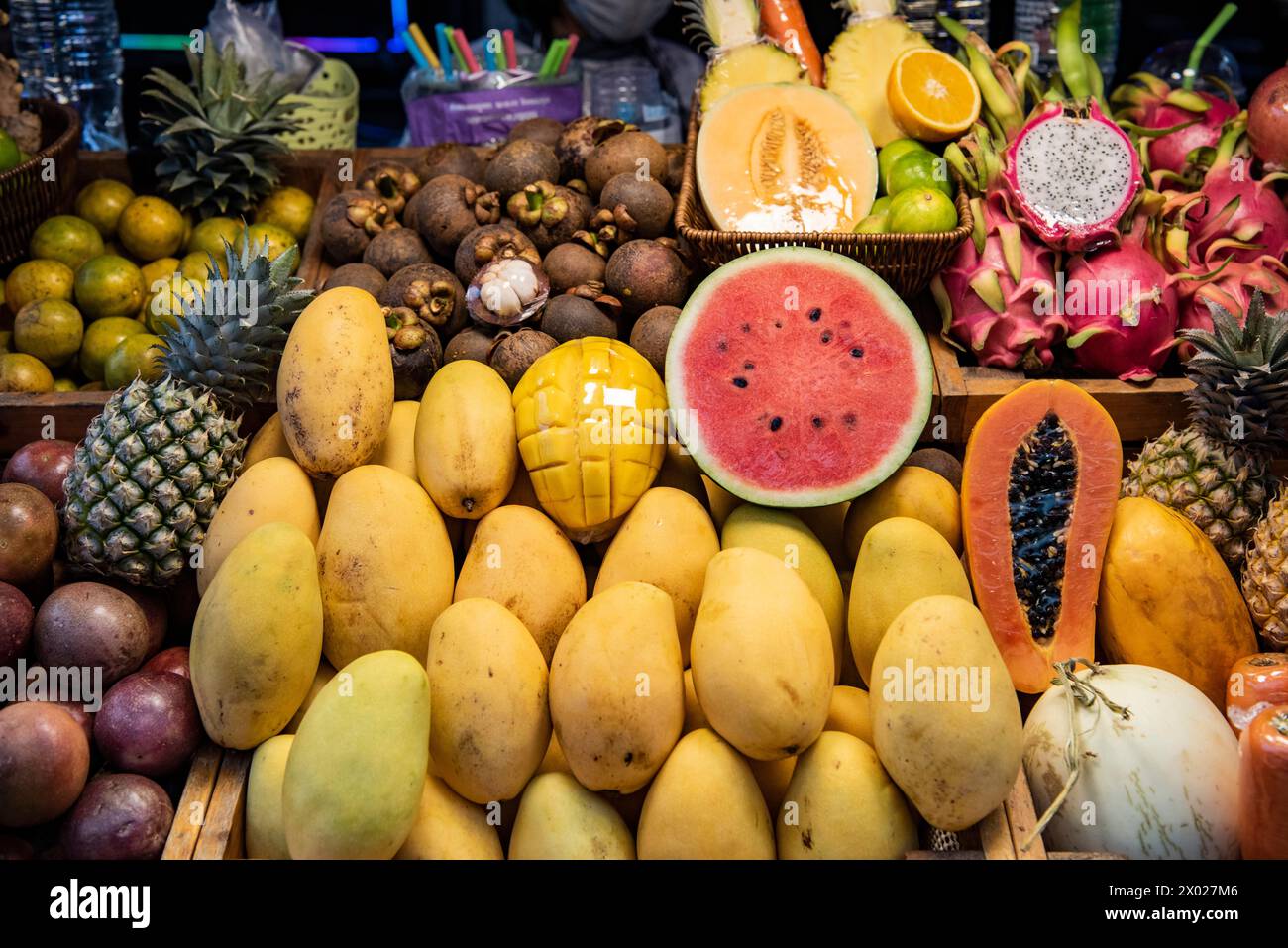 Fruitshops au Marketstreet de Yaowarat Road dans China Town dans la ville de Bangkok en Thaïlande. Thaïlande, Bangkok, 8 novembre 2023 Banque D'Images