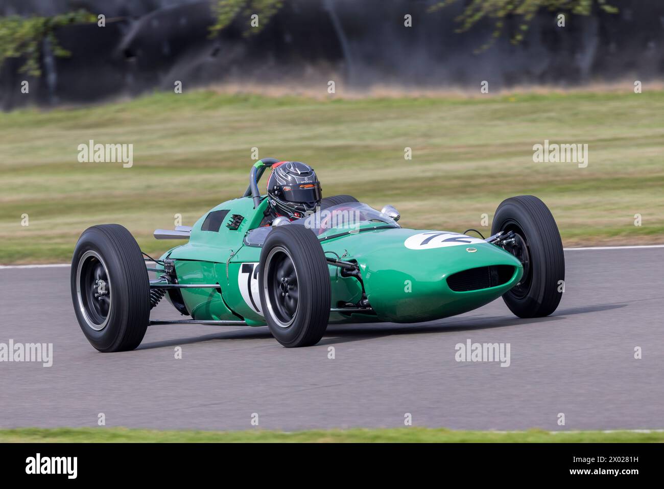 1964 Lotus-Climax 24 pendant le défilé des 75 ans de Lotus au Goodwood Revival Meeting de 2023, Sussex, Royaume-Uni. Banque D'Images